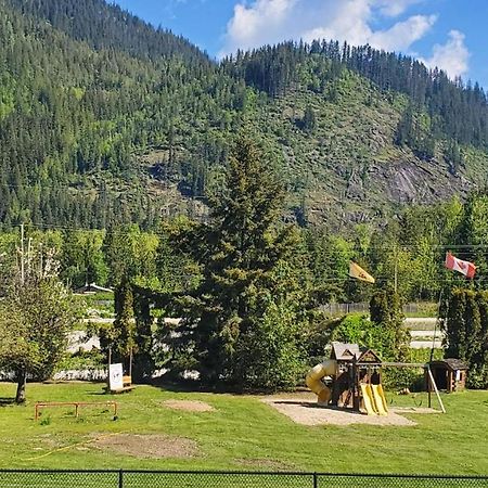 Sicamous Rv & Cabin Resort Malakwa Eksteriør billede